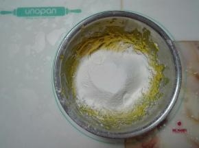 把低筋面粉和玉米淀粉混合筛入盆中。