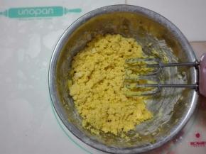 用电动打蛋器打至无干粉状态。