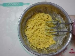用电动打蛋器打至无干粉状态。