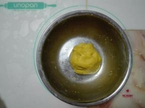揉成表面光滑的面团。