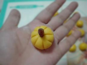 顶部插入一颗葡萄干做南瓜的蒂。