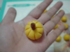 顶部插入一颗葡萄干做南瓜的蒂。