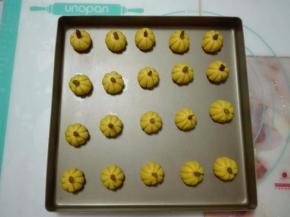 做好的饼干排入烤盘中。