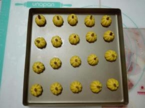 做好的饼干排入烤盘中。