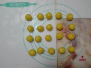 将面团平均分成20份，揉搓成小圆球。