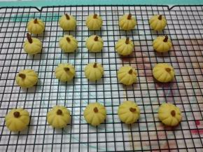 烤好的饼干取出，放在晾网上晾凉后密封保存。