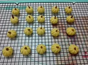 烤好的饼干取出，放在晾网上晾凉后密封保存。