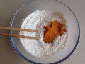 加入南瓜泥（南瓜去皮去籽，切薄片蒸熟，用汤匙压成泥）