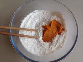 加入南瓜泥（南瓜去皮去籽，切薄片蒸熟，用汤匙压成泥）