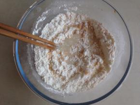 用筷子拌均匀后，加入酵母水（酵母溶于温水里）