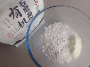 将面粉、奶粉和糖放入盆里