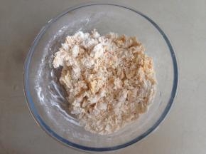 拌成絮状，根据面团的吸水性，添加水量