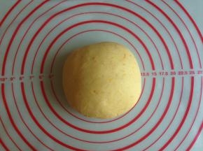 和成比较粗糙的面团，移至揉面垫上，将盆子倒扣盖住面团，静置10分钟，再揉面团，就很容易揉成光滑的面团了。面团放进盆子里，盖上保鲜膜，室温下发酵2倍大