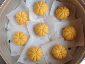 做好的馒头坯放在油纸上，放蒸锅里