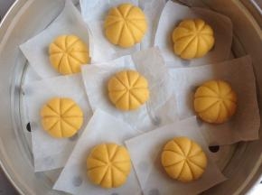 做好的馒头坯放在油纸上，放蒸锅里