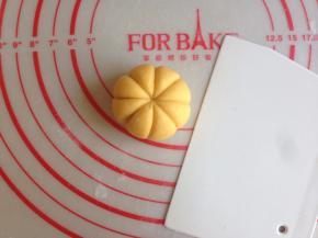 用刮刀在小面团上面压出“米”字纹路，一定要压深一些，这样蒸出后，纹路才不会消失