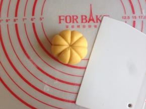 用刮刀在小面团上面压出“米”字纹路，一定要压深一些，这样蒸出后，纹路才不会消失