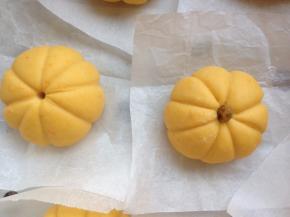 用筷子在中心点戳一个小洞，将葡萄干塞进去