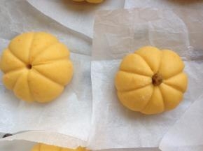 用筷子在中心点戳一个小洞，将葡萄干塞进去