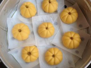 盖上锅盖，在温暖处饧20分钟。冷水上锅蒸，大火烧开后，转中小火蒸10分钟