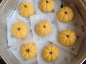 盖上锅盖，在温暖处饧20分钟。冷水上锅蒸，大火烧开后，转中小火蒸10分钟