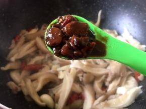 在锅里放入撕好的菌子加入一勺自制豆瓣酱