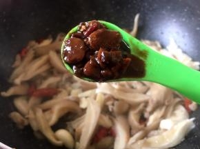 在锅里放入撕好的菌子加入一勺自制豆瓣酱