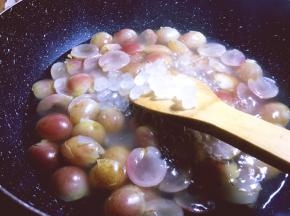 大火煮开后加入冰糖煮