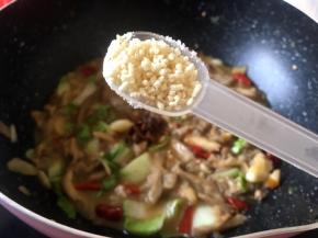 加入半勺盐，一勺鸡精调味