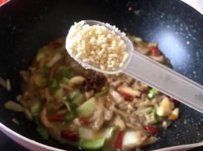 加入半勺盐，一勺鸡精调味