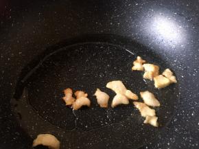 将肥肉炸至金黄色油都出来后