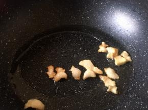 将肥肉炸至金黄色油都出来后