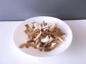 用手轻轻一个一个撕开