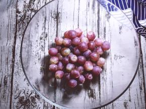 将提子一颗颗摘下来，去蒂