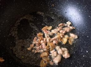 放入切好的瘦肉翻炒