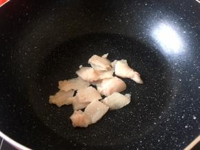 将切好的肥肉入锅中火