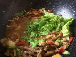 最后2分钟放入剩余的白菜叶，因为叶子容易熟，最后放，以免煮久了