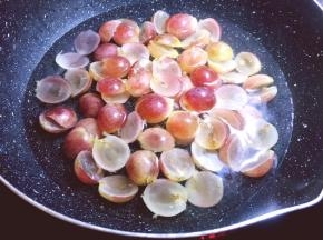 将锅中放适量水，将去好籽的提子放入锅中