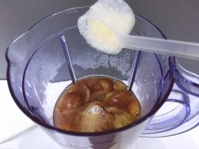 在将煮好的倒入料理机里加入一勺白糖