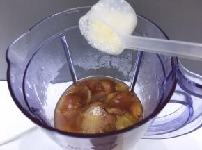 在将煮好的倒入料理机里加入一勺白糖