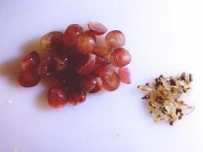 用刀一分为二，中间籽去掉