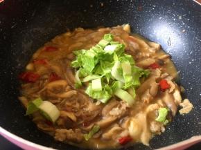 这个菌子本身炒的时候会出水，我这里稍微加了点水可以选择不加，看个人喜好将白菜洗净后切块白菜梗先放入锅中