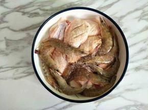 虾洗净挑去沙线，和鸡翅中一起加入料酒、盐、黑胡椒腌制一个小时