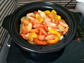 加入一碗水没过底部食材