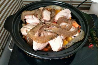 面上摆上鸡翅中和虾