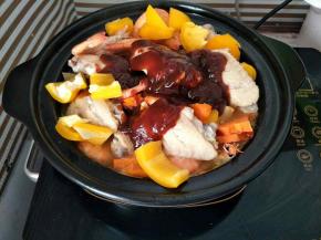 开盖，倒入调好的酱汁继续焖10分钟(酱汁随意倒，不用搅它自己会化开的)