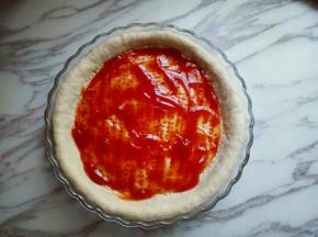 再披萨皮上均匀涂抹番茄酱，(可以根据自己喜欢换酱料。