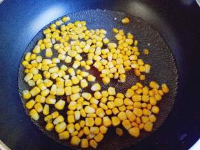 玉米粒焯水，锅中加入水烧开后倒入玉米粒，再次烧开捞出即可。