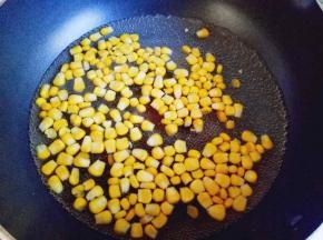 玉米粒焯水，锅中加入水烧开后倒入玉米粒，再次烧开捞出即可。