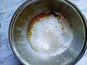 饼皮的全部食材加入容器中，(主料部分全部是饼皮食材)牛奶可以分次加入，因为不同的面粉吸水性不同。用筷子搅成絮状。